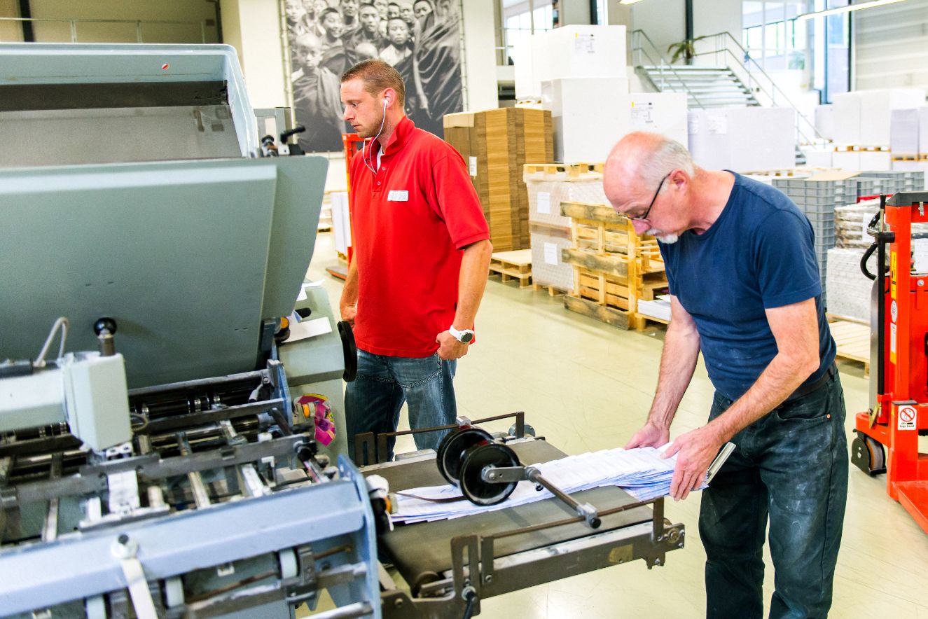 werknemer bij uitleg vouwmachine 2